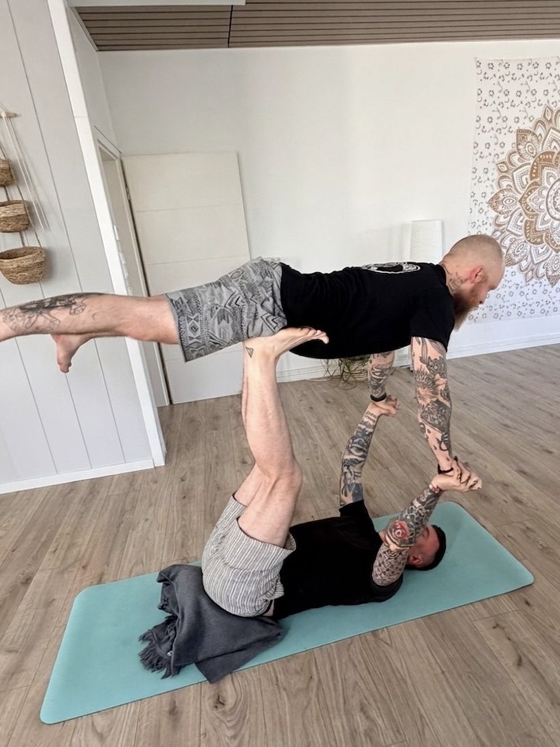 Dennis macht Yoga
